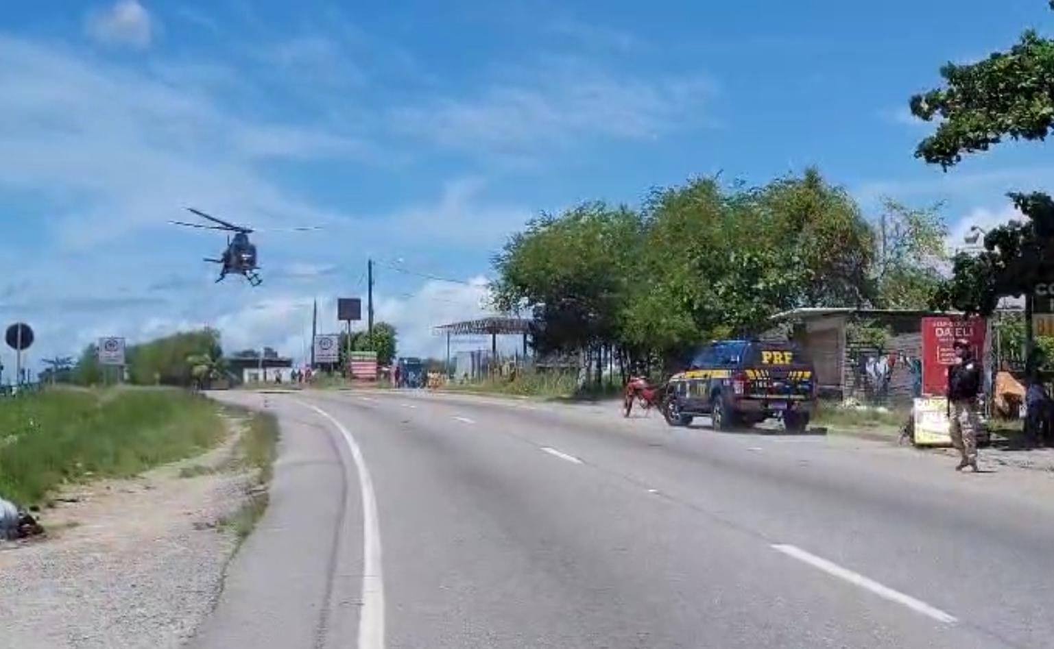 O condutor da moto foi encaminhado ao Hospital Dom Hélder, no Cabo de Santo Agostinho, para receber atendimento médico/Foto: Divulgação/PRF