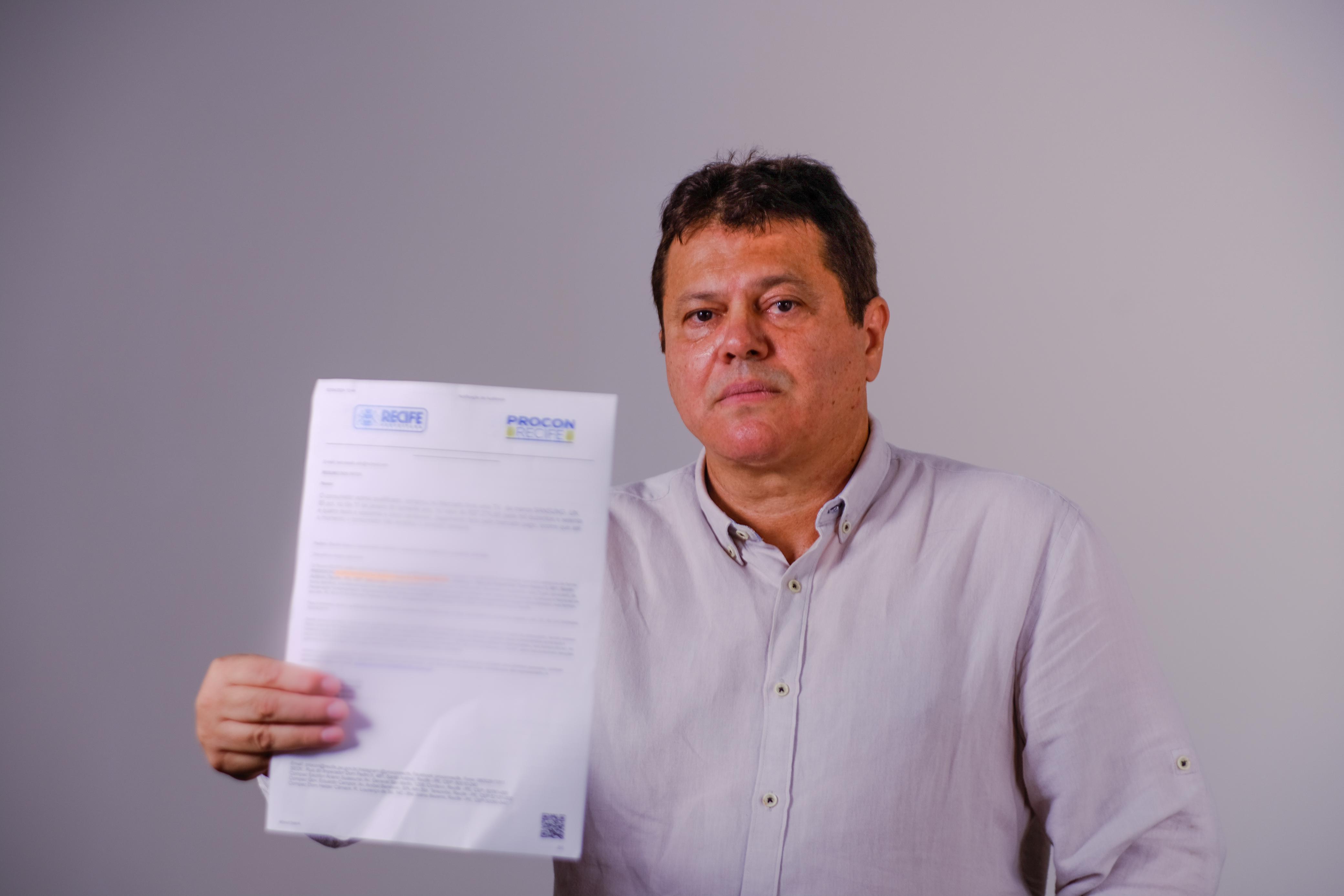 Diante da situação, o advogado criminalista Alberto Rabelo, resolveu abrir uma denúncia no Procon-PE, no dia 2 de abril/Foto: Francisco Silva/ DP Foto Diante da situação, o advogado criminalista Alberto Rabelo, resolveu abrir uma denúncia no Procon-PE, no dia 2 de abril/Foto: Francisco Silva/ DP Foto