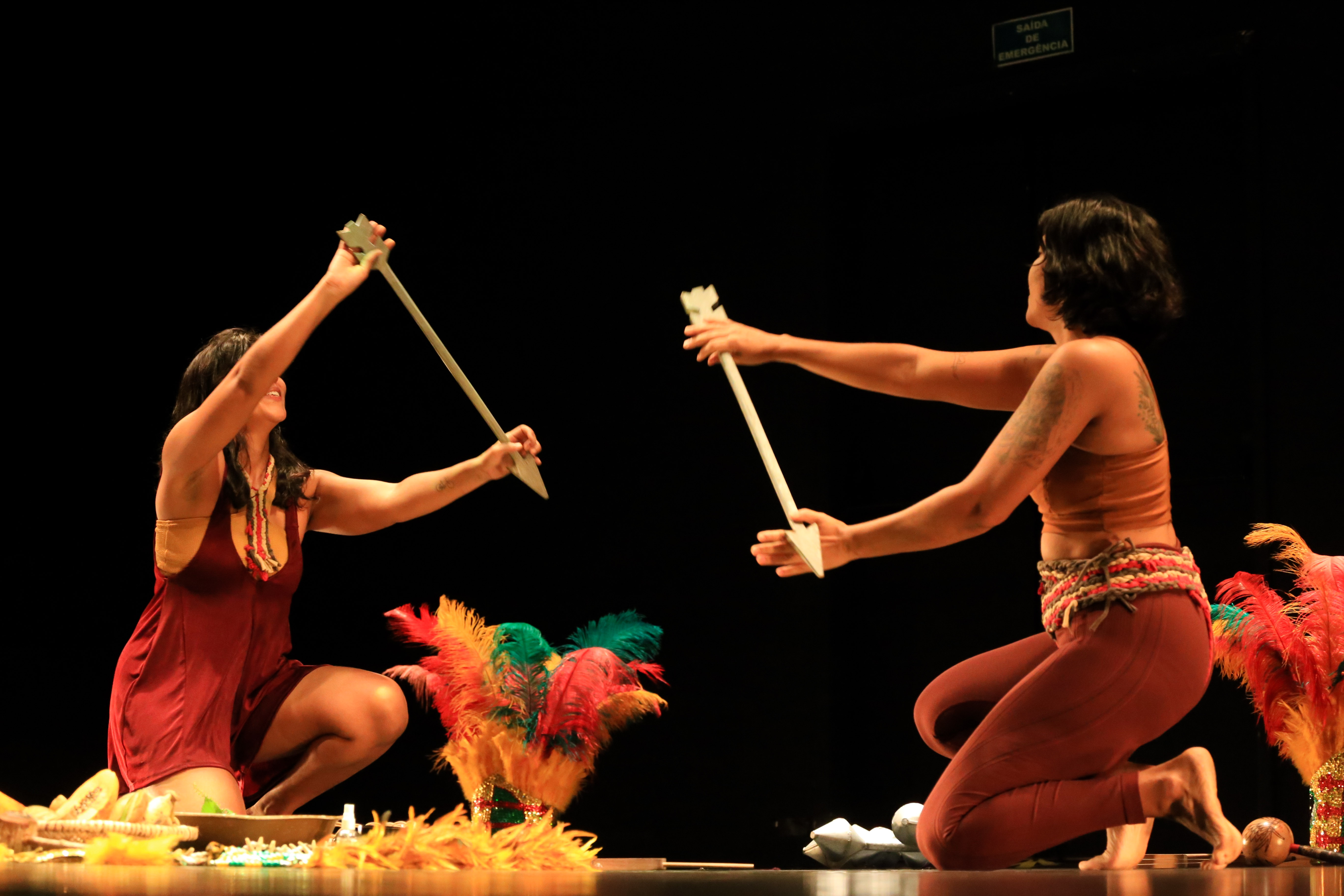 Espetáculo leva para a cena o imaginário que compõe o caboclinho/Divulgação Espetáculo leva para a cena o imaginário que compõe o caboclinho/Divulgação