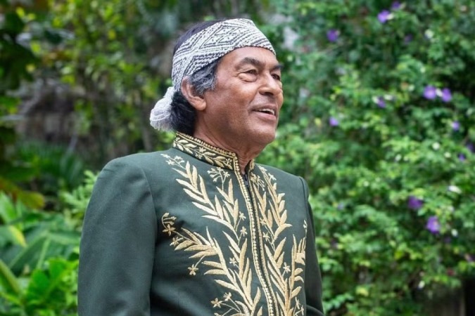 Ailton Krenak com fardão da Academia Brasileira de Letras