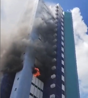Fogo e fumaça foram observados em apartamento/Foto: Redes Sociais Fogo e fumaça foram observados em apartamento/Foto: Redes Sociais