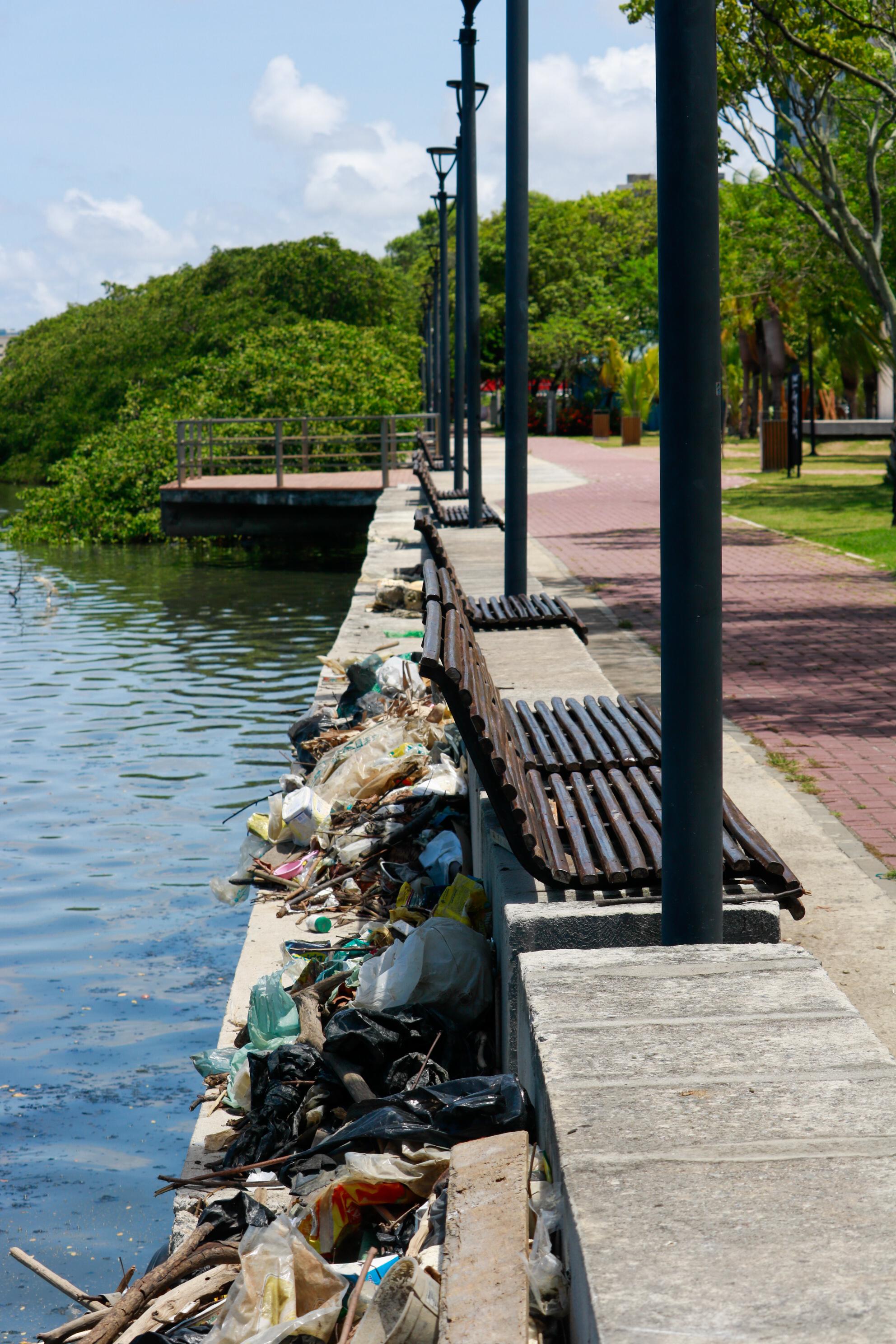 Lixo no cais da Aurora tira o brilho do cartão-postal no Recife/Foto: Marina Torres/DP Lixo no cais da Aurora tira o brilho do cartão-postal no Recife/Foto: Marina Torres/DP