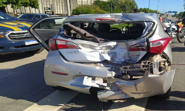 Na Cidade Universitária, uma motocicleta bateu na parte de trás de um carro, no semáforo do Hospital das Clínicas