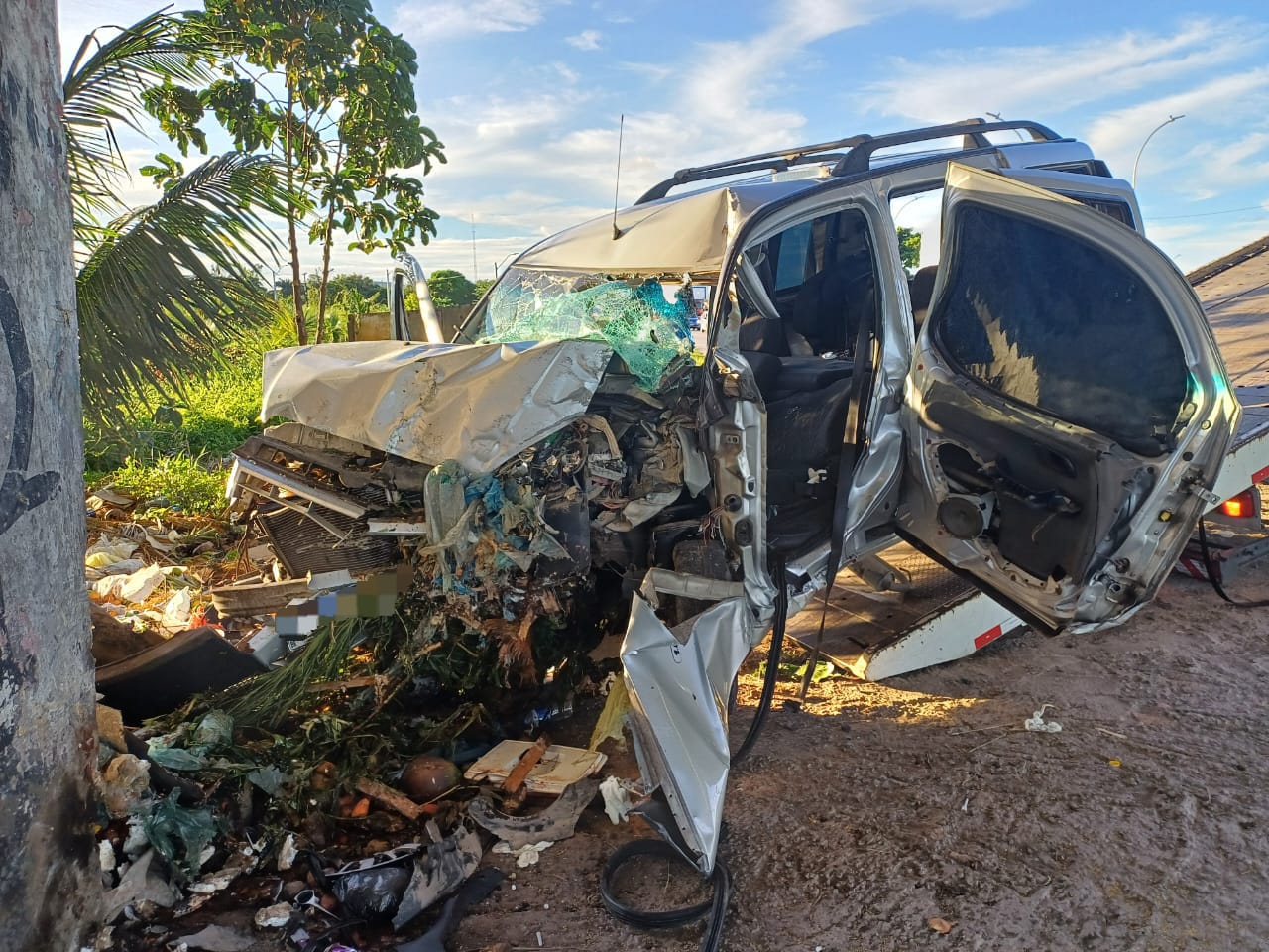 No Curado, o motorista de uma carreta bateu na lateral de um carro