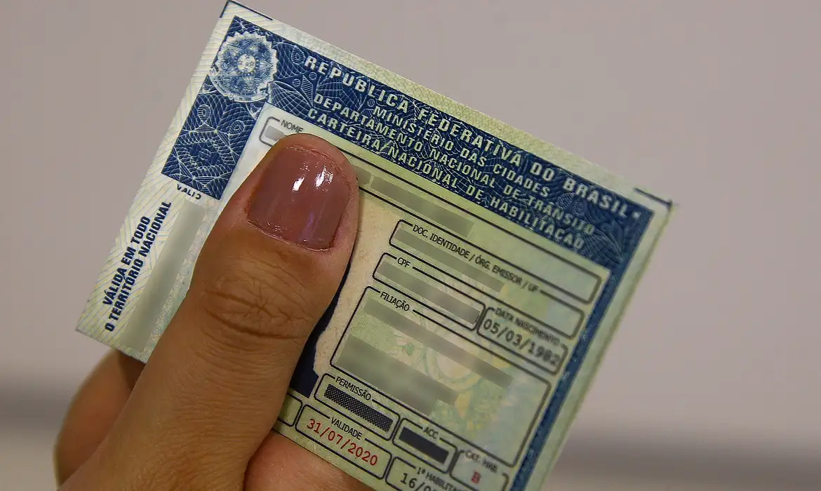 Legislação mantém a proibição para utilização de óculos, bonés, gorros e chapéus nas fotos da carteira de motorista/Foto: Marcello Casal Jr/Agência Brasil Legislação mantém a proibição para utilização de óculos, bonés, gorros e chapéus nas fotos da carteira de motorista/Foto: Marcello Casal Jr/Agência Brasil