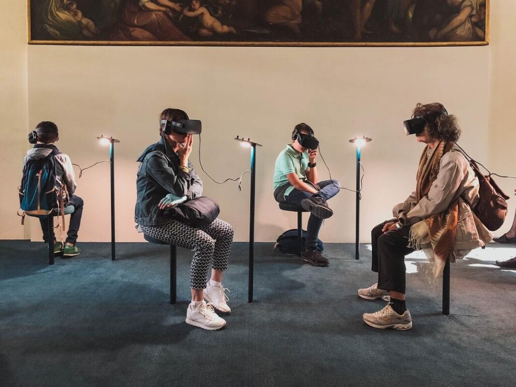 Os participantes terão uma experiência bilíngue, interativa e com projeções, onde serão disponibilizados óculos de realidade virtual/Foto: Divulgação Os participantes terão uma experiência bilíngue, interativa e com projeções, onde serão disponibilizados óculos de realidade virtual/Foto: Divulgação