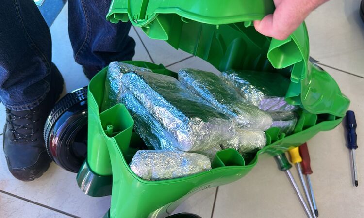 No pacote, havia um brinquedo e, dentro dele, pequenas embalagens contendo maconha, que somaram mais de 10 quilos