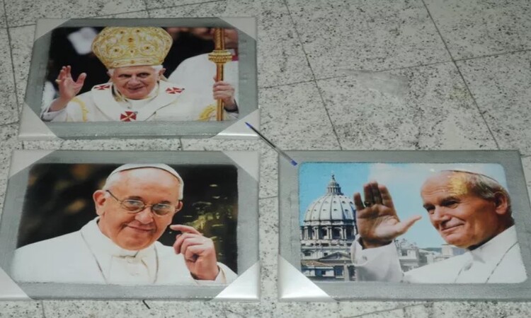 Na maioria dos casos, a droga é escondida em fundos falsos de malas e até mesmo em obras de arte como quadros com a figura de vários Papas