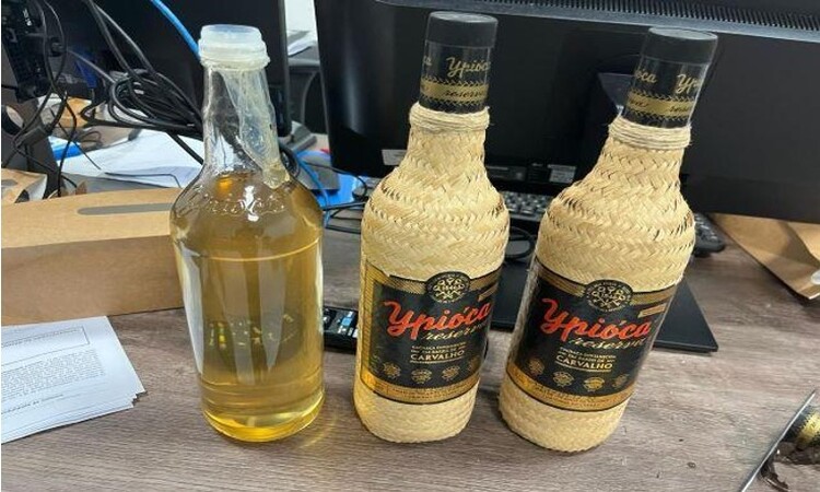 Um passageiro de 48 anos, que embarcaria para a França foi flagrado com 3 quilos de cocaína dentro de garrafas de cachaça