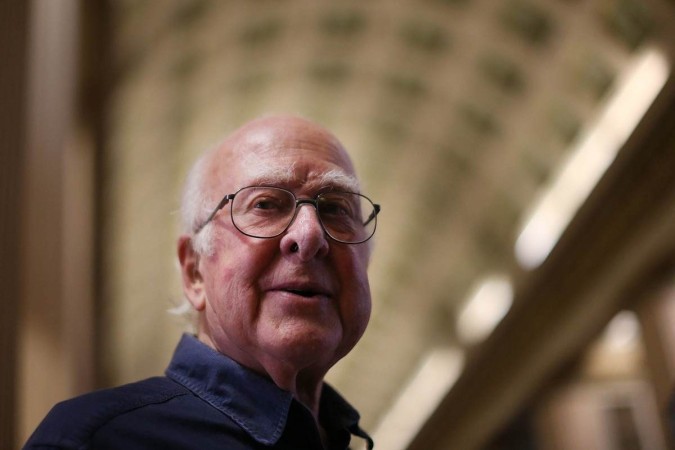 Higgs, que odiava celulares, soube que havia ganhado o Nobel quando uma vizinha o parabenizou na rua/foto: Ian MacNicol/AFP