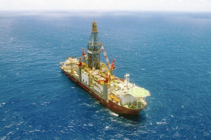 Navio-sonda da Petrobras: exploração do petróleo no mar em alta/foto: Cezar Fernandes Navio-sonda da Petrobras: exploração do petróleo no mar em alta/foto: Cezar Fernandes