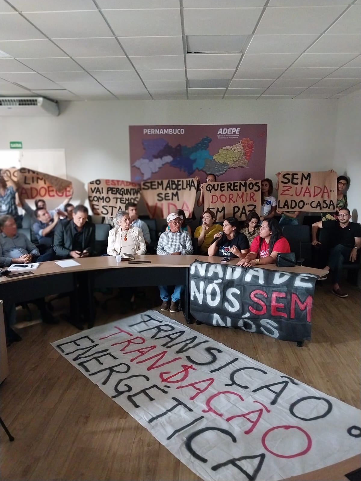 Manifestantes entraram em reunião, no Recife/Foto: CPT/ Divulgação Manifestantes entraram em reunião, no Recife/Foto: CPT/ Divulgação