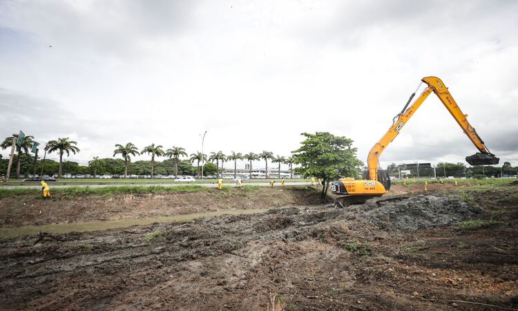 Todos os anos a Prefeitura do Recife realiza a limpeza dos 99 canais que cortam a cidade, dentro da Ação Inverno./Foto: Rodolfo Loepert / PCR Todos os anos a Prefeitura do Recife realiza a limpeza dos 99 canais que cortam a cidade, dentro da Ação Inverno./Foto: Rodolfo Loepert / PCR