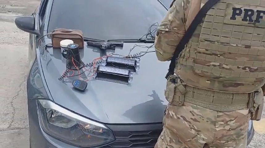 Carro roubado, arma e sirene policial foram apreendidos/Foto: PRF/Divulgação