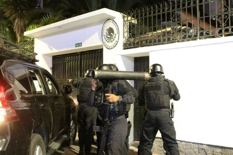 Forças especiais da polícia equatoriana tentam invadir a embaixada mexicana em Quito para prender o ex-vice-presidente do Equador, Jorge Glas, em 5 de abril de 2024/Foto: ALBERTO SUAREZ/AFP Forças especiais da polícia equatoriana tentam invadir a embaixada mexicana em Quito para prender o ex-vice-presidente do Equador, Jorge Glas, em 5 de abril de 2024/Foto: ALBERTO SUAREZ/AFP