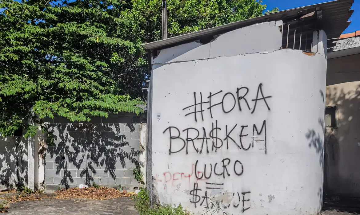Representantes denunciaram que vítimas foram obrigadas a vender imóveis por baixos valores para a empresa/foto: Gésio Passos/Agência Brasil Representantes denunciaram que vítimas foram obrigadas a vender imóveis por baixos valores para a empresa/foto: Gésio Passos/Agência Brasil