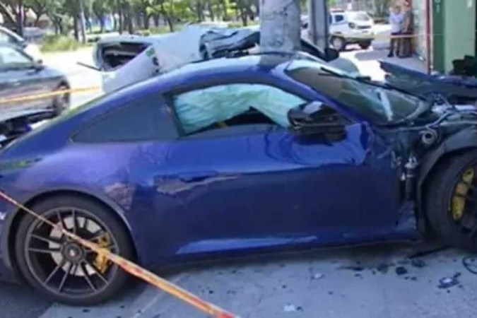Força do acidente deixou os carros destruídos/foto: Reprodução/Youtube Força do acidente deixou os carros destruídos/foto: Reprodução/Youtube