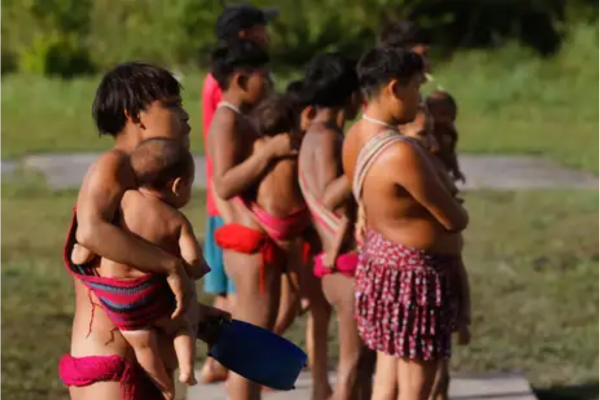 Mulheres e crianças yanomami em Surucucu, na Terra Indígena Yanomami/Crédito: Fernando Frazão/Agência Brasil