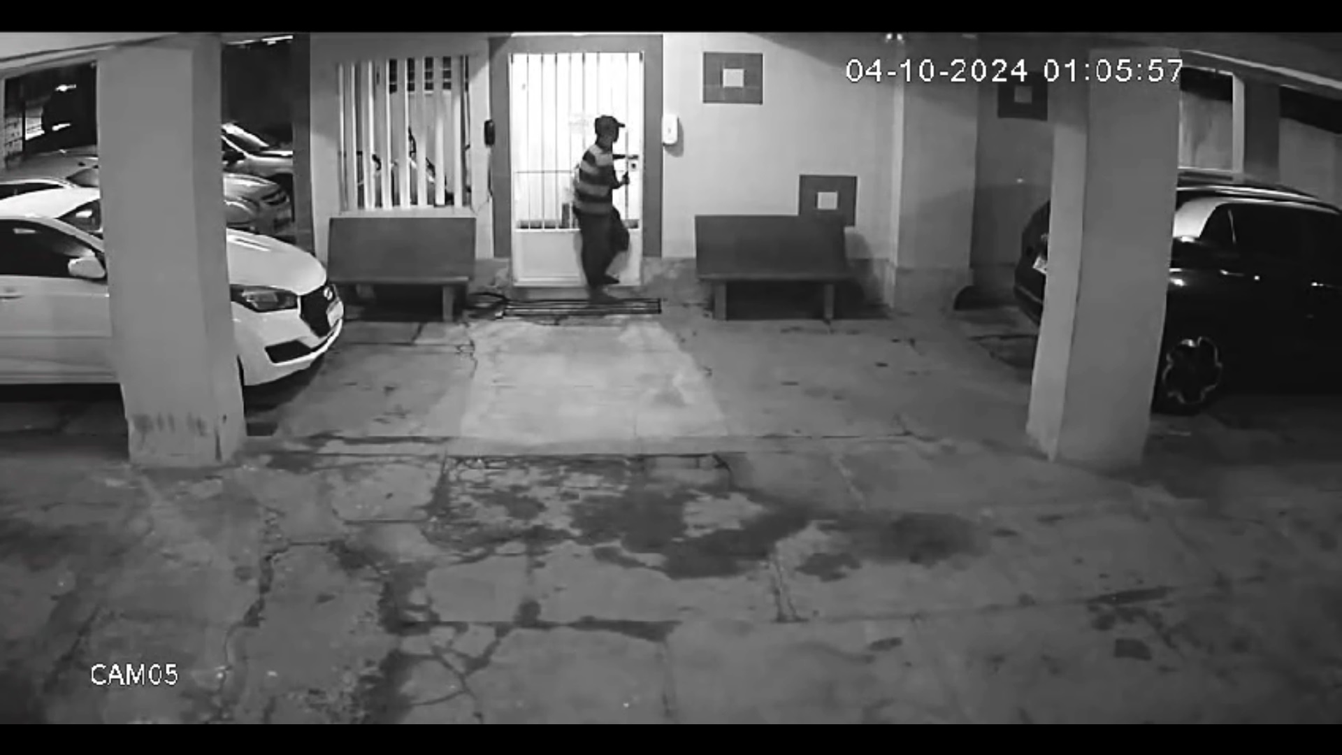 Criminoso circulou na área de condomínio/Foto: Câmera de segurança Criminoso circulou na área de condomínio/Foto: Câmera de segurança