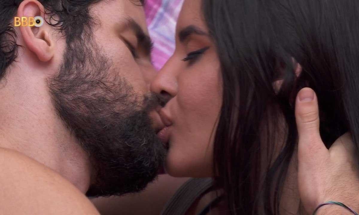 Matteus e Isabelle não resistem e, mesmo diante das preocupações, se beijam nos últimos dias de BBB 24/foto: Reprodução/Globoplay