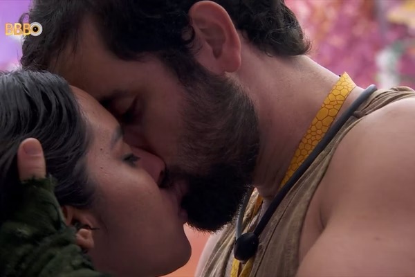 Beijo do novo casal aconteceu nesta quinta-feira (11)/foto: Reprodução/Globoplay Beijo do novo casal aconteceu nesta quinta-feira (11)/foto: Reprodução/Globoplay