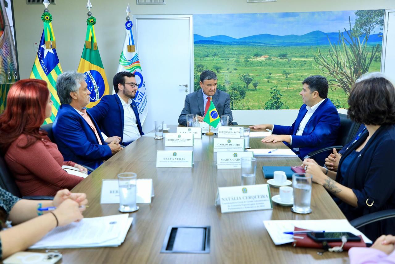 Acompanharam os dois parlamentares o prefeito de Moreno, Edmilson Cupertino (PP/PE) e a primeira-dama e secretária municipal de Educação, Nalva Veras (PP/PE)/Foto: Divulgação Acompanharam os dois parlamentares o prefeito de Moreno, Edmilson Cupertino (PP/PE) e a primeira-dama e secretária municipal de Educação, Nalva Veras (PP/PE)/Foto: Divulgação