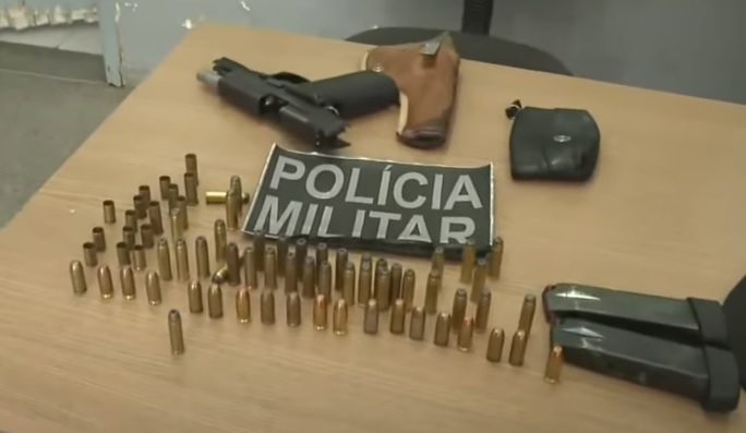 Armas e munições foram encontradas com padre/Foto: Redes Sociais Armas e munições foram encontradas com padre/Foto: Redes Sociais