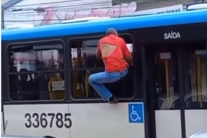 Homem é levado para a delegacia pendurado em janela de ônibus em Taguatinga/foto: Reprodução/Instagram Homem é levado para a delegacia pendurado em janela de ônibus em Taguatinga/foto: Reprodução/Instagram