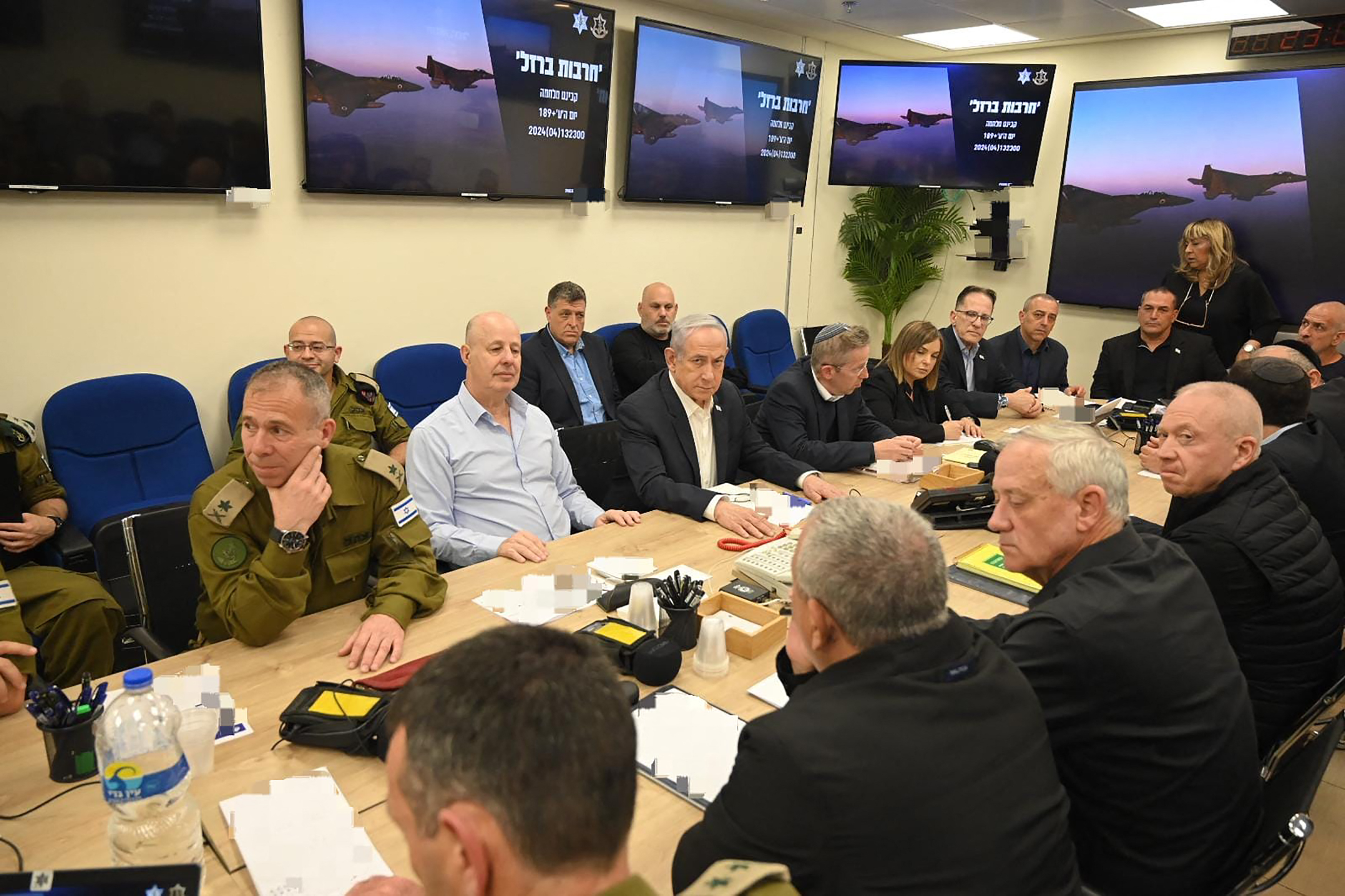 O gabinete de guerra do primeiro-ministro israelense, Benjamin Netanyahu, reunido em Tel Aviv/ISRAELI PRIME MINISTER OFFICE / AFP O gabinete de guerra do primeiro-ministro israelense, Benjamin Netanyahu, reunido em Tel Aviv/ISRAELI PRIME MINISTER OFFICE / AFP