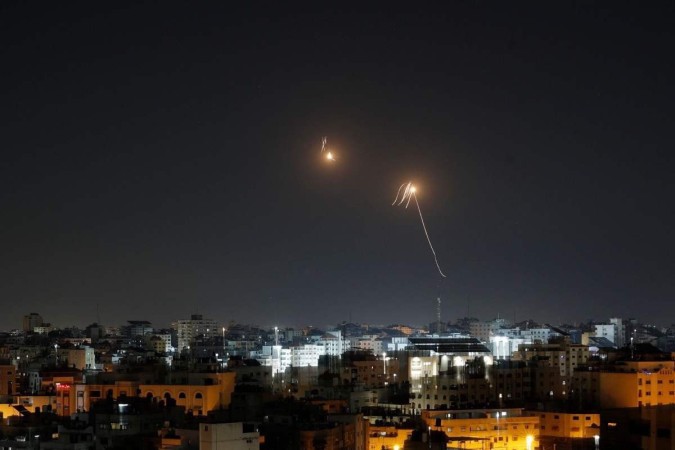 Raios de luz são vistos enquanto o sistema de defesa aérea Iron Dome de Israel intercepta foguetes disparados da Faixa de Gaza para o território israelense em 7 de abril de 2023 - (crédito: MOHAMMED ABED / AFP)/ Raios de luz são vistos enquanto o sistema de defesa aérea Iron Dome de Israel intercepta foguetes disparados da Faixa de Gaza para o território israelense em 7 de abril de 2023 - (crédito: MOHAMMED ABED / AFP)/