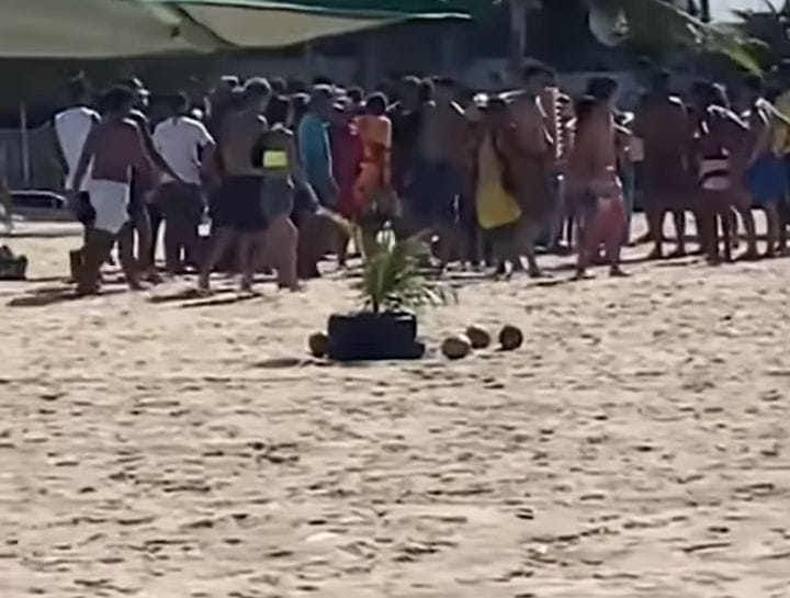 O crime aconteceu em plena luz do dia e em meio a movimentação intensa de bahistas, na Praia do Pina, na Zona Sul do Recife/Foto: Reprodução/Redes Sociais O crime aconteceu em plena luz do dia e em meio a movimentação intensa de bahistas, na Praia do Pina, na Zona Sul do Recife/Foto: Reprodução/Redes Sociais