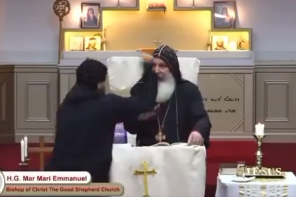 Momento do ataque contra líder religioso na Austrália/Crédito: Reprodução Momento do ataque contra líder religioso na Austrália/Crédito: Reprodução