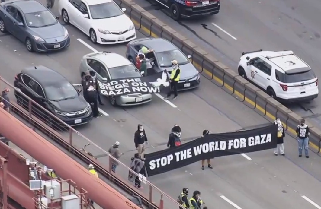 Os manifestantes exibiam cartazes com a mensagem "Parem o mundo por Gaza"/foto: Reprodu&ccedil;&atilde;o/Redes sociais