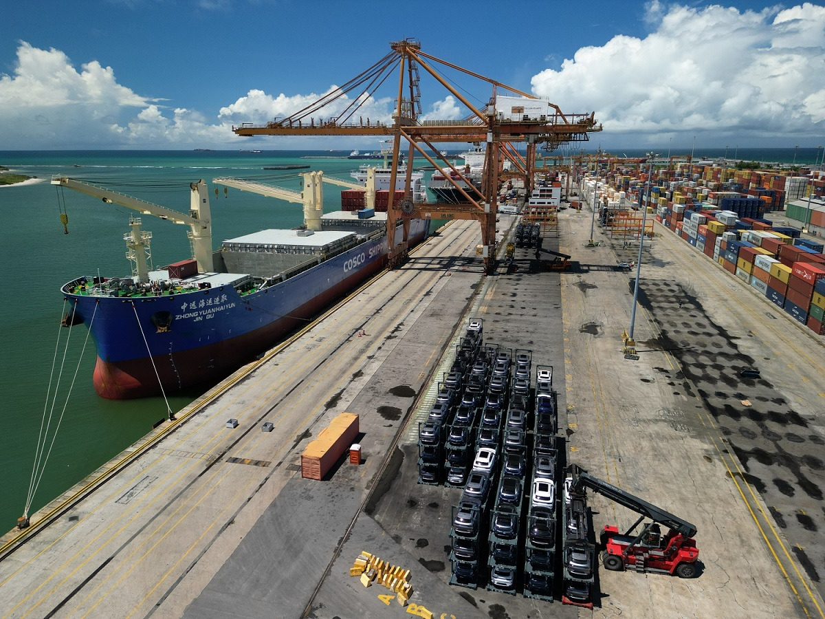 Essa é a primeira operação, de uma total de 10 mil veículos, que serão transportados através do Tecon Suape, pela chinesa BYD/Foto: Divulgação Essa é a primeira operação, de uma total de 10 mil veículos, que serão transportados através do Tecon Suape, pela chinesa BYD/Foto: Divulgação