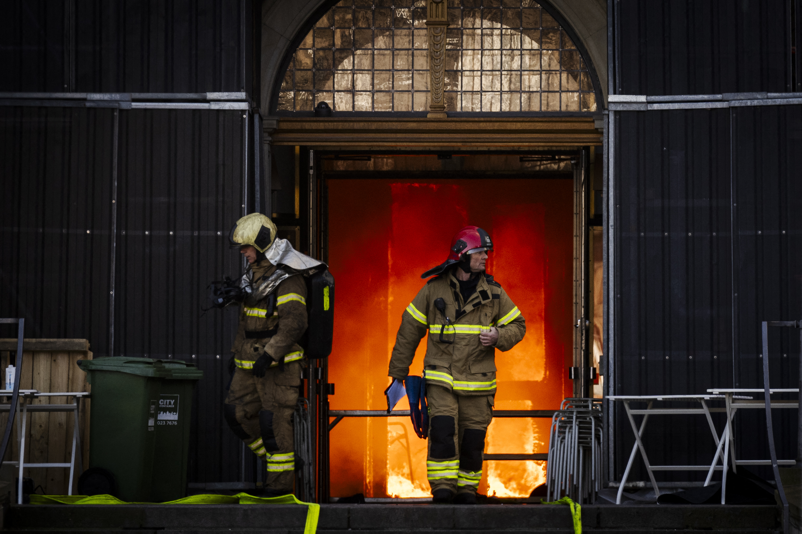 Bombeiros tentam extinguir chamas na histórica Bolsa de Valores de Boersen, em Copenhague/Foto: IDA MARIE ODGAARD / RITZAU SCANPIX / AFP Bombeiros tentam extinguir chamas na histórica Bolsa de Valores de Boersen, em Copenhague/Foto: IDA MARIE ODGAARD / RITZAU SCANPIX / AFP