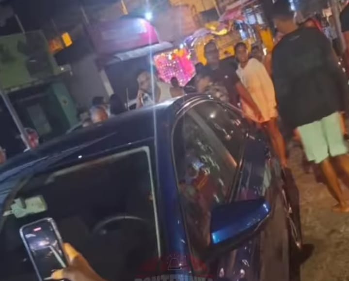 Carro ficou com várias marcas de tiros/Foto: Redes Sociais Carro ficou com várias marcas de tiros/Foto: Redes Sociais