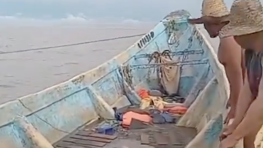 Embarcação foi encontrada por pescadores paraenses, com alguns corpos em decomposição, em um rio localizado na região de Salgado, no nordeste do Pará/Foto: Reprodução/Redes Sociais Embarcação foi encontrada por pescadores paraenses, com alguns corpos em decomposição, em um rio localizado na região de Salgado, no nordeste do Pará/Foto: Reprodução/Redes Sociais