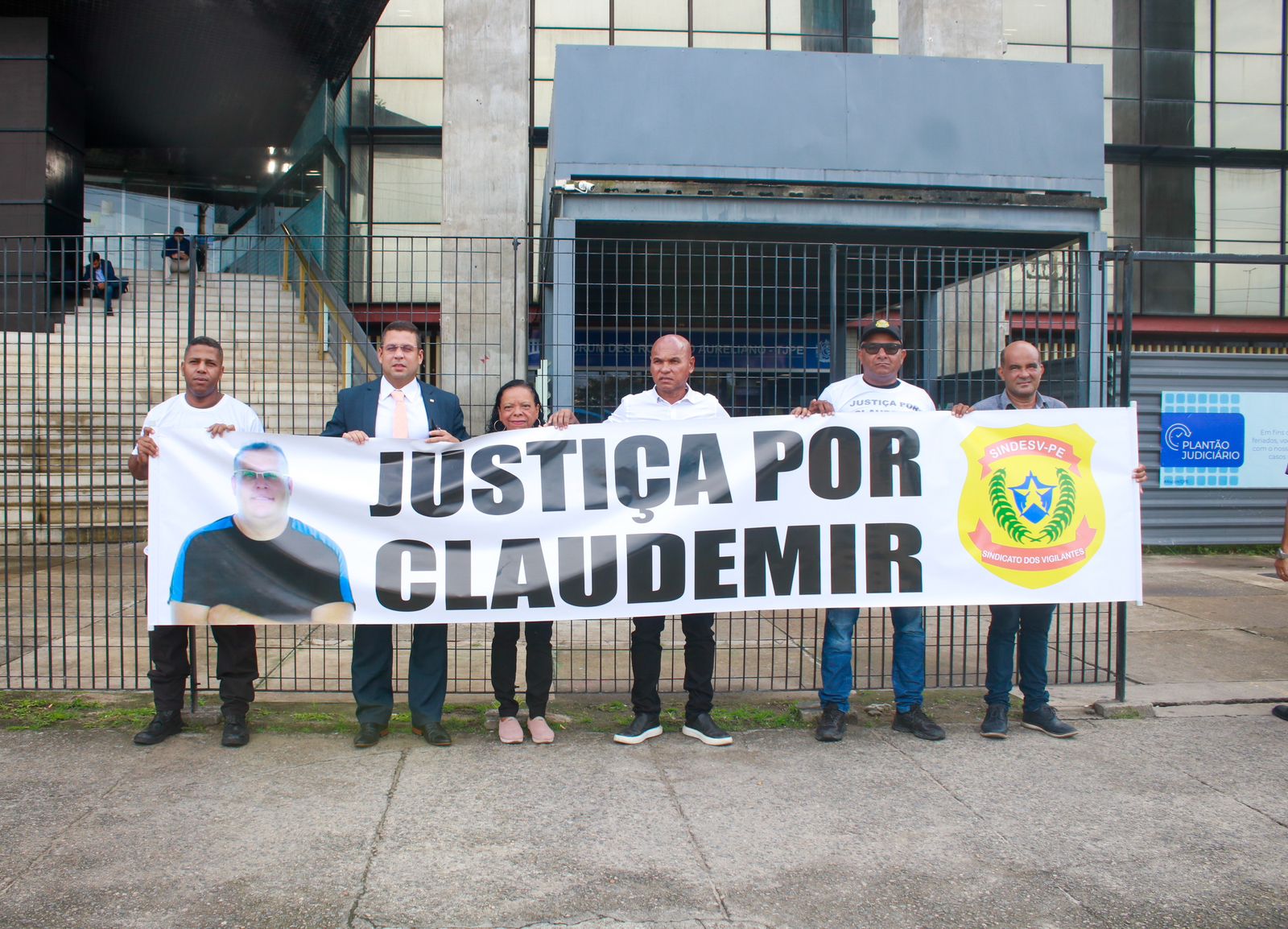 Família foi até o fórum para exigir punição para o assassino de Claudemir/Foto: Marina Torres/DP Família foi até o fórum para exigir punição para o assassino de Claudemir/Foto: Marina Torres/DP