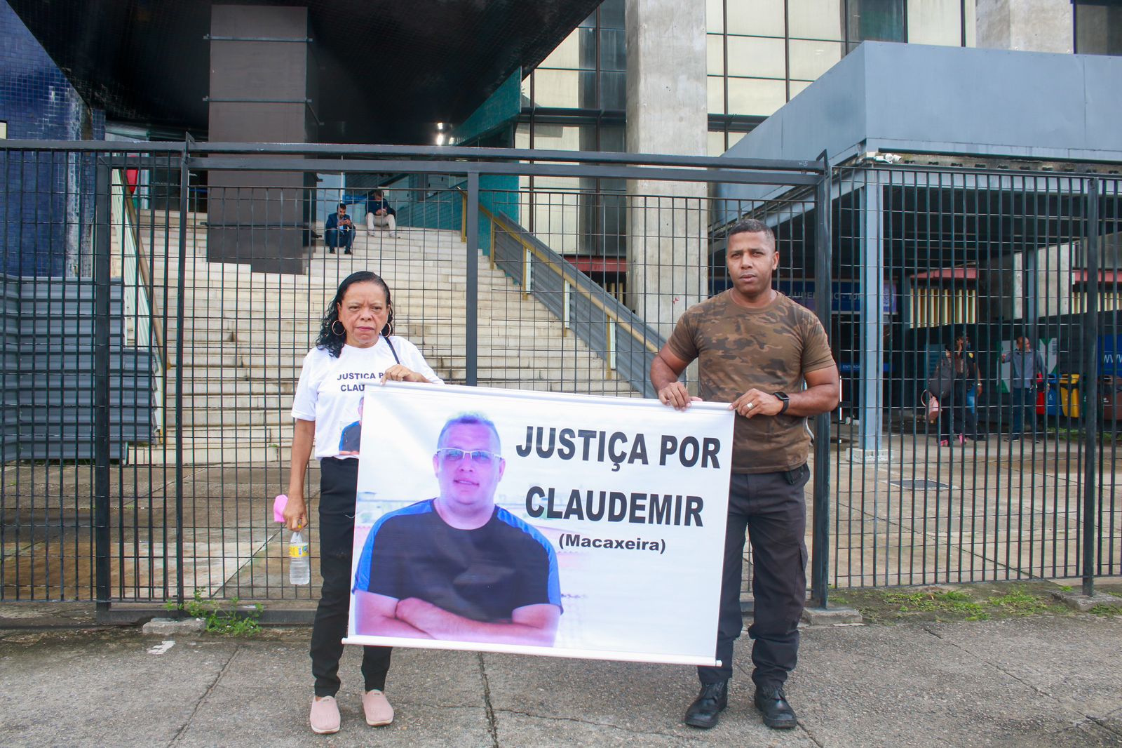 Parentes levaram faixa com a foto de Claudemir