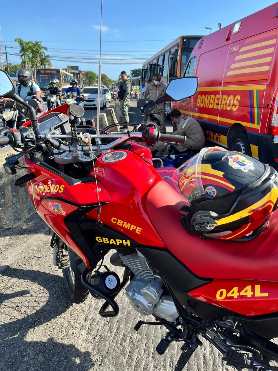 Segundo o Corpo de Bombeiros, em 2023, foram feitos em média 319 atendimentos mensais a vítimas de acidentes de trânsito envolvendo motocicletas; média diária chega a dez casos/Foto: Divulgação/CBMPE Segundo o Corpo de Bombeiros, em 2023, foram feitos em média 319 atendimentos mensais a vítimas de acidentes de trânsito envolvendo motocicletas; média diária chega a dez casos/Foto: Divulgação/CBMPE