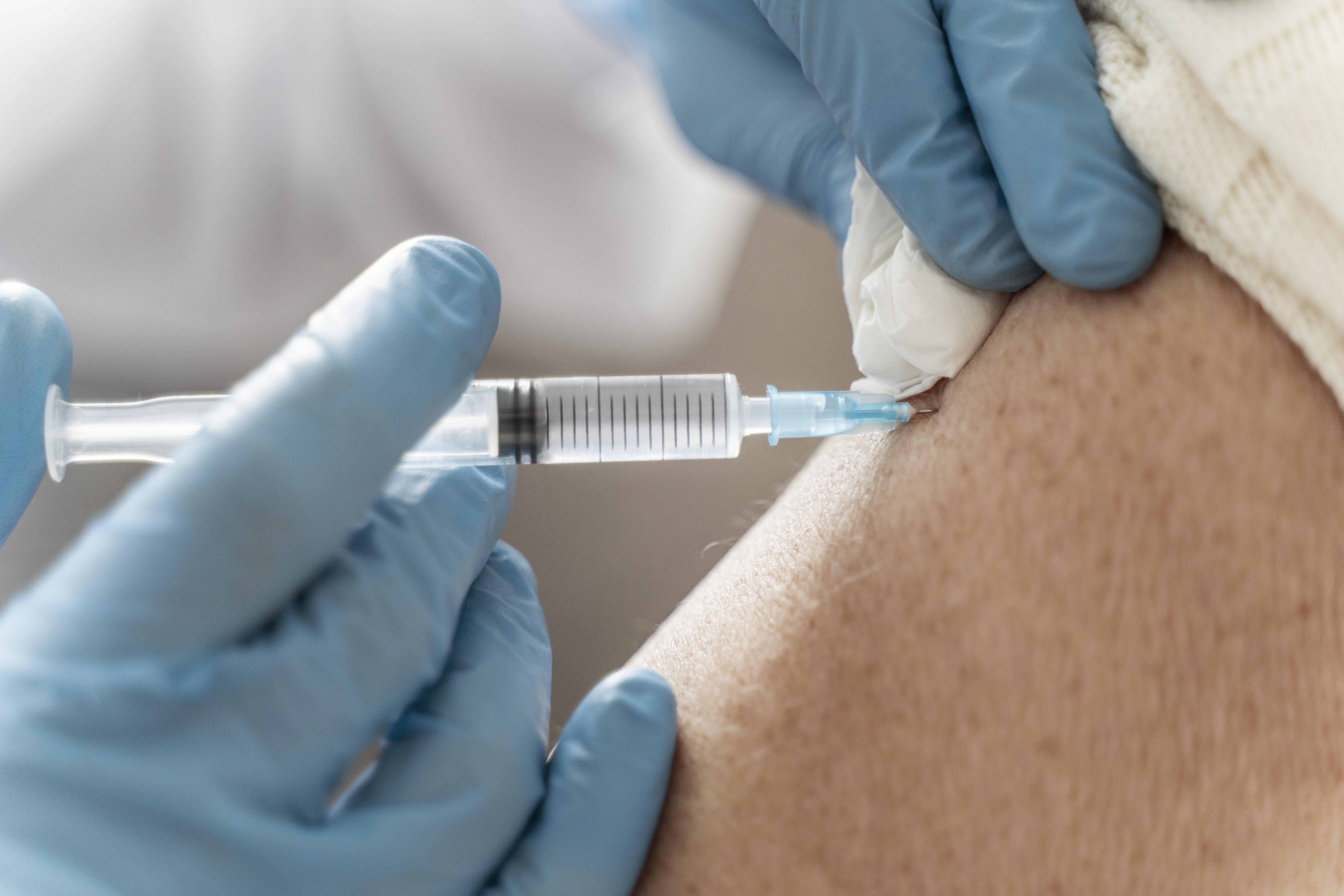 Segundo o grupo de cientistas, a nova estratégia eliminará a necessidade de criar vacinas diferentes/foto: Freepik Segundo o grupo de cientistas, a nova estratégia eliminará a necessidade de criar vacinas diferentes/foto: Freepik