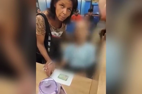 A mulher foi presa após funcionários do banco suspeitarem do caso/foto: Reprodução A mulher foi presa após funcionários do banco suspeitarem do caso/foto: Reprodução