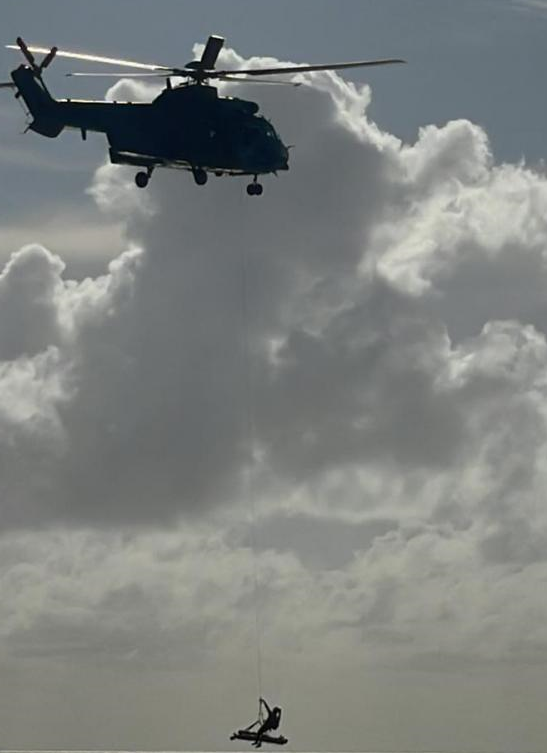 Helicóptero resgatou tripulante de navio/Foto; FAB Helicóptero resgatou tripulante de navio/Foto; FAB
