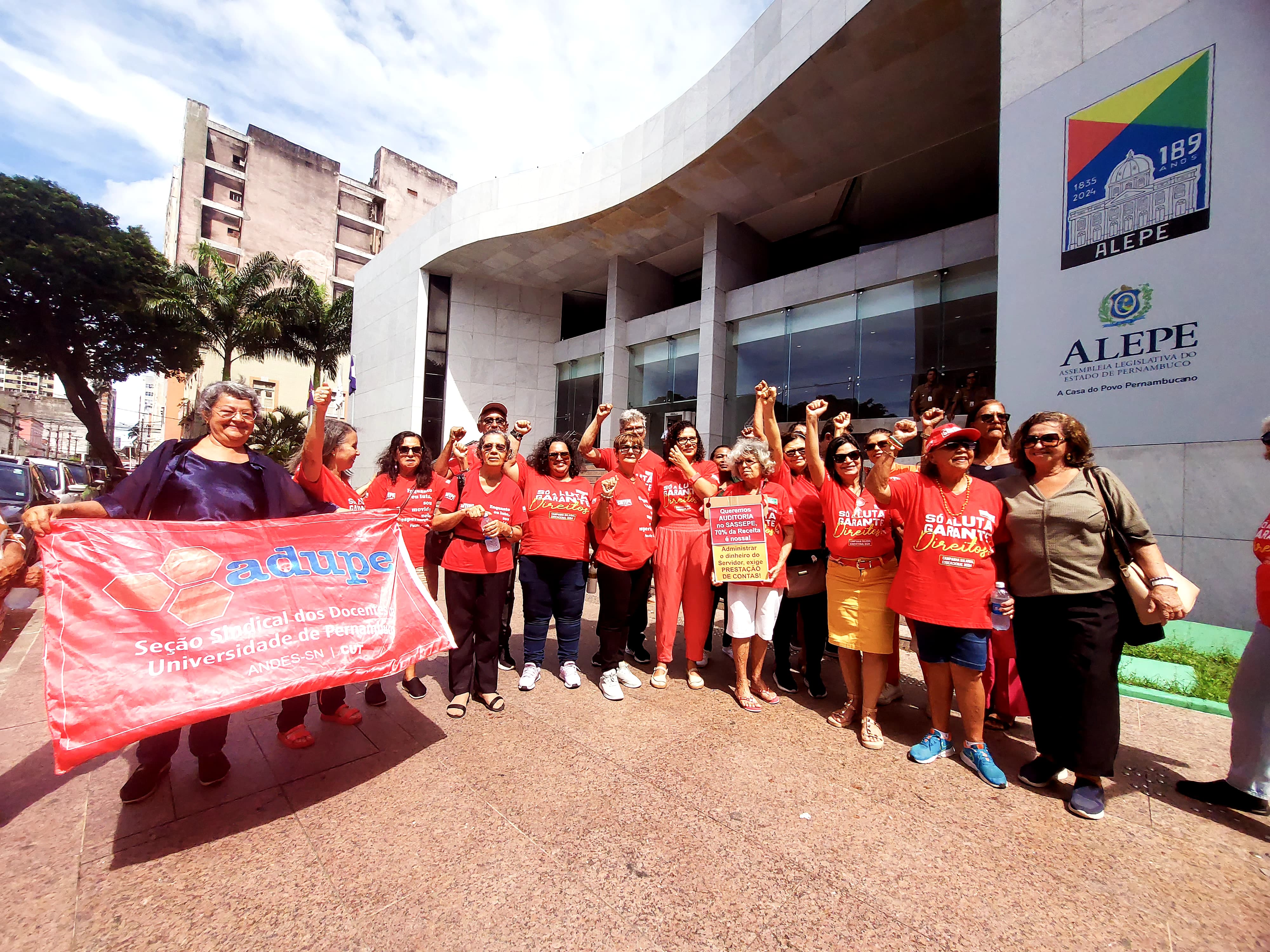 Servidores se concentraram na frente da Alepe, no Recife/Foto: Priscilla Melo/DP Servidores se concentraram na frente da Alepe, no Recife/Foto: Priscilla Melo/DP