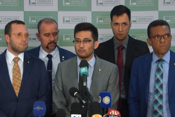 Deputados da oposição e do MBL em coletiva de imprensa sobre agressão do deputado Glauber Braga (Psol-RJ) a um militante do MBL na Câmara/Crédito: Reprodução/TV Câmara Deputados da oposição e do MBL em coletiva de imprensa sobre agressão do deputado Glauber Braga (Psol-RJ) a um militante do MBL na Câmara/Crédito: Reprodução/TV Câmara
