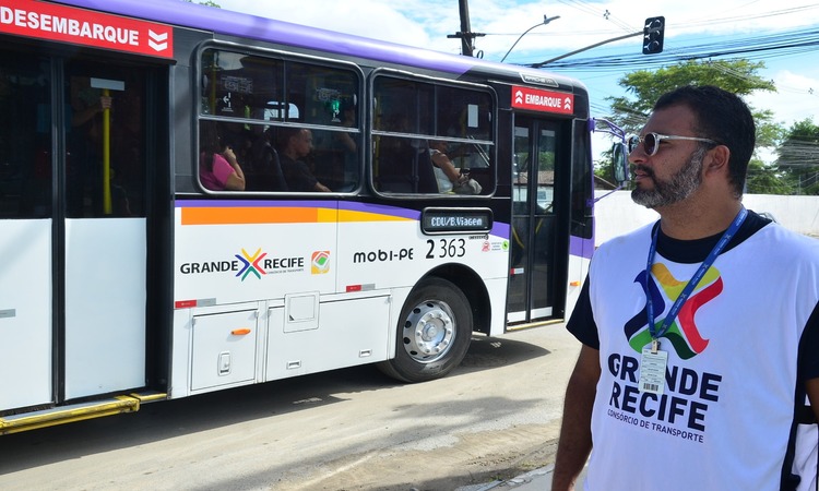Técnicos de educação e fiscalização estão no local orientando aos passageiros sobre as mudanças de itinerários dos ônibus/Foto: Paulo Maciel