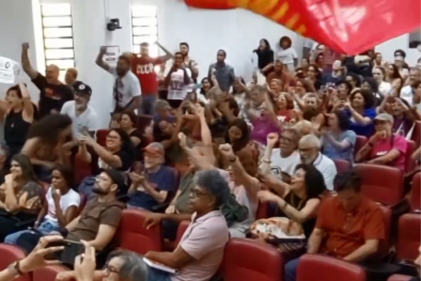 A categoria decretou estado de greve após assembleia, nesta quarta (17)/Foto: Reprodução/Adufepe A categoria decretou estado de greve após assembleia, nesta quarta (17)/Foto: Reprodução/Adufepe
