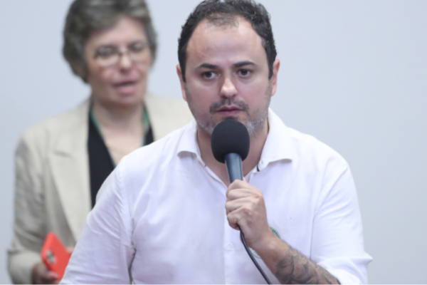 Glauber Braga discursou na mobilização dos servidores técnico-administrativos de universidades federais e de institutos federais por reajuste salarial/Crédito: Bruno Spada / Câmara dos Deputados Glauber Braga discursou na mobilização dos servidores técnico-administrativos de universidades federais e de institutos federais por reajuste salarial/Crédito: Bruno Spada / Câmara dos Deputados