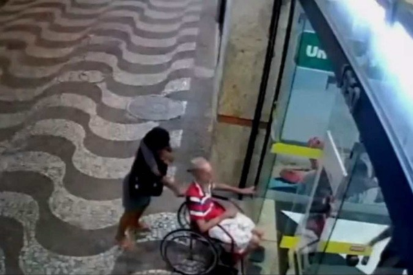 Na segunda-feira, véspera de ser denunciada, Érika Nunes entrou em um shopping com Paulo Braga %u2014 que mexe o braço esquerdo/Crédito: Reprodução/Camera de Segurança Na segunda-feira, véspera de ser denunciada, Érika Nunes entrou em um shopping com Paulo Braga %u2014 que mexe o braço esquerdo/Crédito: Reprodução/Camera de Segurança