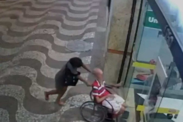 Laudo aponta que não há elementos seguros para afirmar, do ponto de vista técnico e científico, se o idoso morreu no trajeto ou dentro da agência bancária, ou ainda se foi levado já cadáver/Crédito: Reprodução/Camera de Segurança